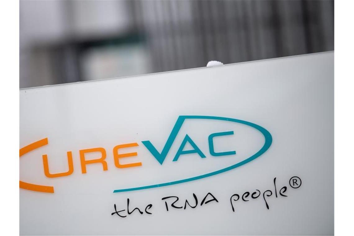 Curevac verkleinert Produktionsnetz für Covid-19-Impfstoff Das Curevac-Präparat hat eine Wirksamkeit von 48 Prozent gegen eine Covid-19-Erkrankung über alle Altersgruppen hinweg. Foto: Sebastian Gollnow/dpa