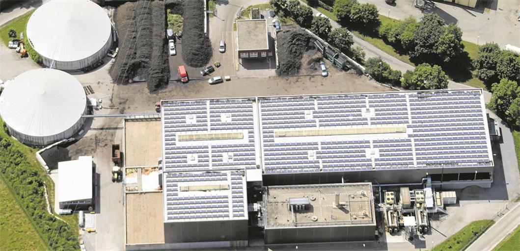 Das Dach der Biovergärungsanlage in Neuschöntal ist bereits mit Solarzellen bestückt. Geprüft wird jetzt, ob zusätzlich auch auf anderen Gebäudeteilen Fotovoltaik installiert werden kann. Foto: F. Muhl