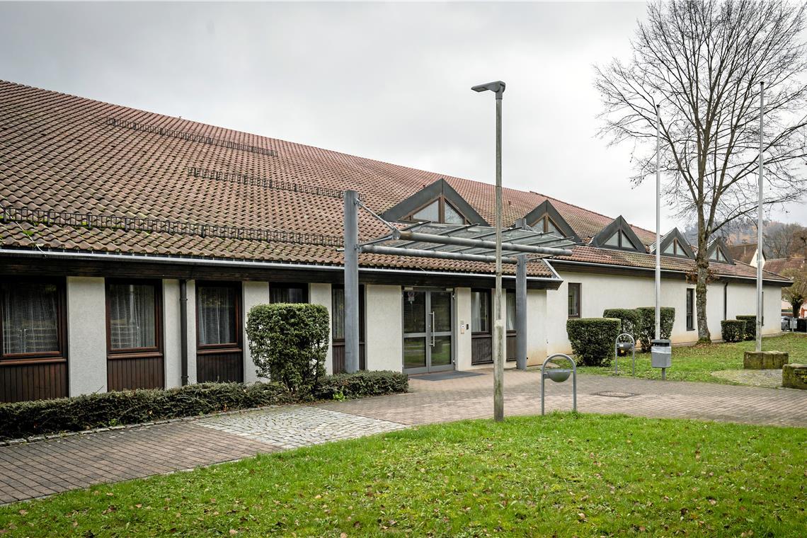 Das Dach der Gemeindehalle wird gedämmt und mit Solarpaneelen ausgestattet. Archivfoto: Alexander Becher