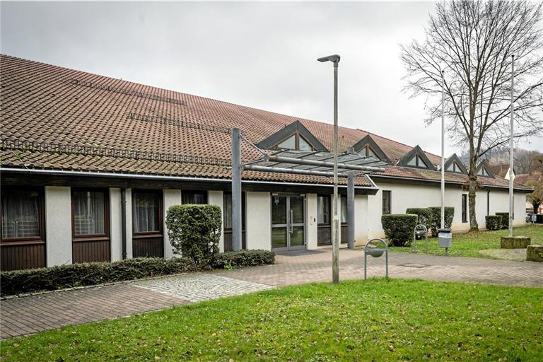 Das Dach der Gemeindehalle wird gedämmt und mit Solarpaneelen ausgestattet. Archivfoto: Alexander Becher