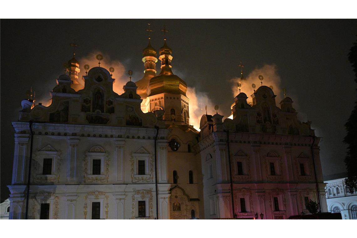 Das Dach der Mariä-Entschlafenskirche der Kiewer Pechersk-Lawra steht während des nächtlichen russischen Angriffs in Flammen.