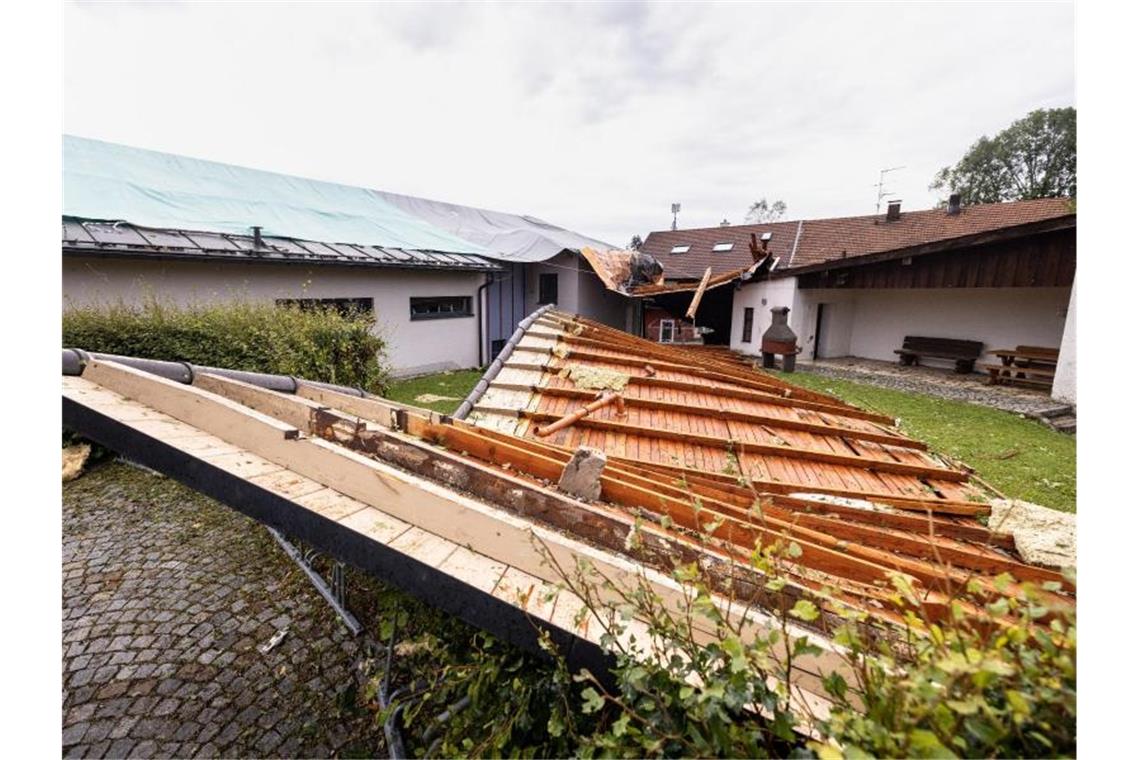 Schäden nach Unwetter in Bayern Das Dach des Pfarrheims liegt neben dem Gebäude. Foto: Matthias Balk/dpa
