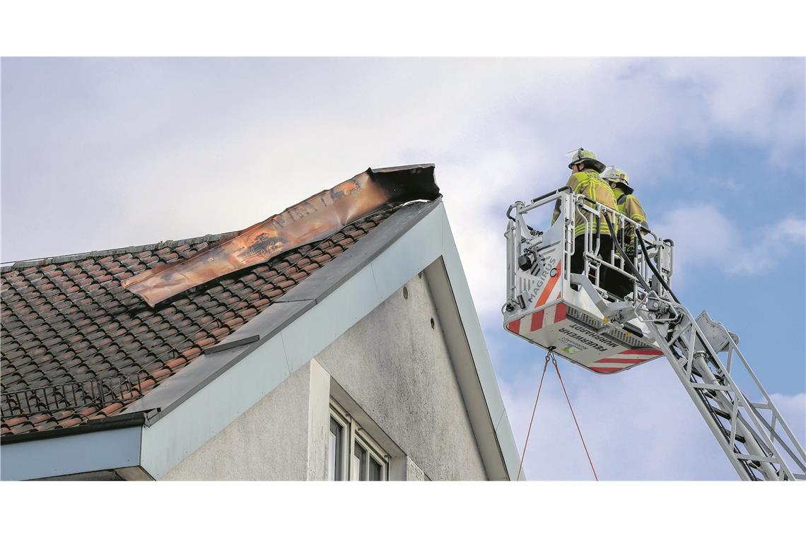 100 Jahre alter Kastanienbaum stürzt auf Haus Das Dach des Sulzbacher Rathauses wurde teilweise durch den Sturm beschädigt. Die seitliche Blechabdeckung drohte herabzustürzen. Die Feuerwehr sicherte das Dach. Foto: A. Becher