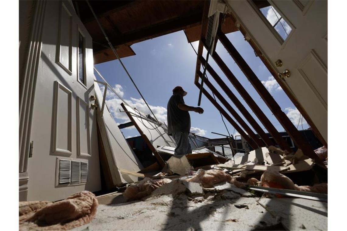 Das Dach einer Kirche in der US-Stadt Orange ist durch Hurrikan „Laura“ zerstört worden. Foto: Eric Gay/AP/dpa