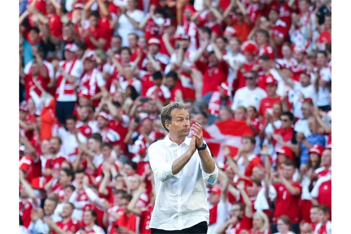 Das dänische Team von Trainer Kasper Hjulmand spielt weiter in Kopenhagen. Foto: Wolfgang Rattay/Reuters Pool/AP/dpa