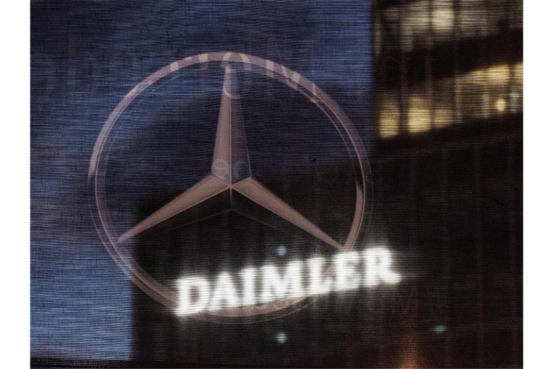 Das Daimler-Logo an der Konzernzentrale. Foto: Marijan Murat/dpa/Archiv