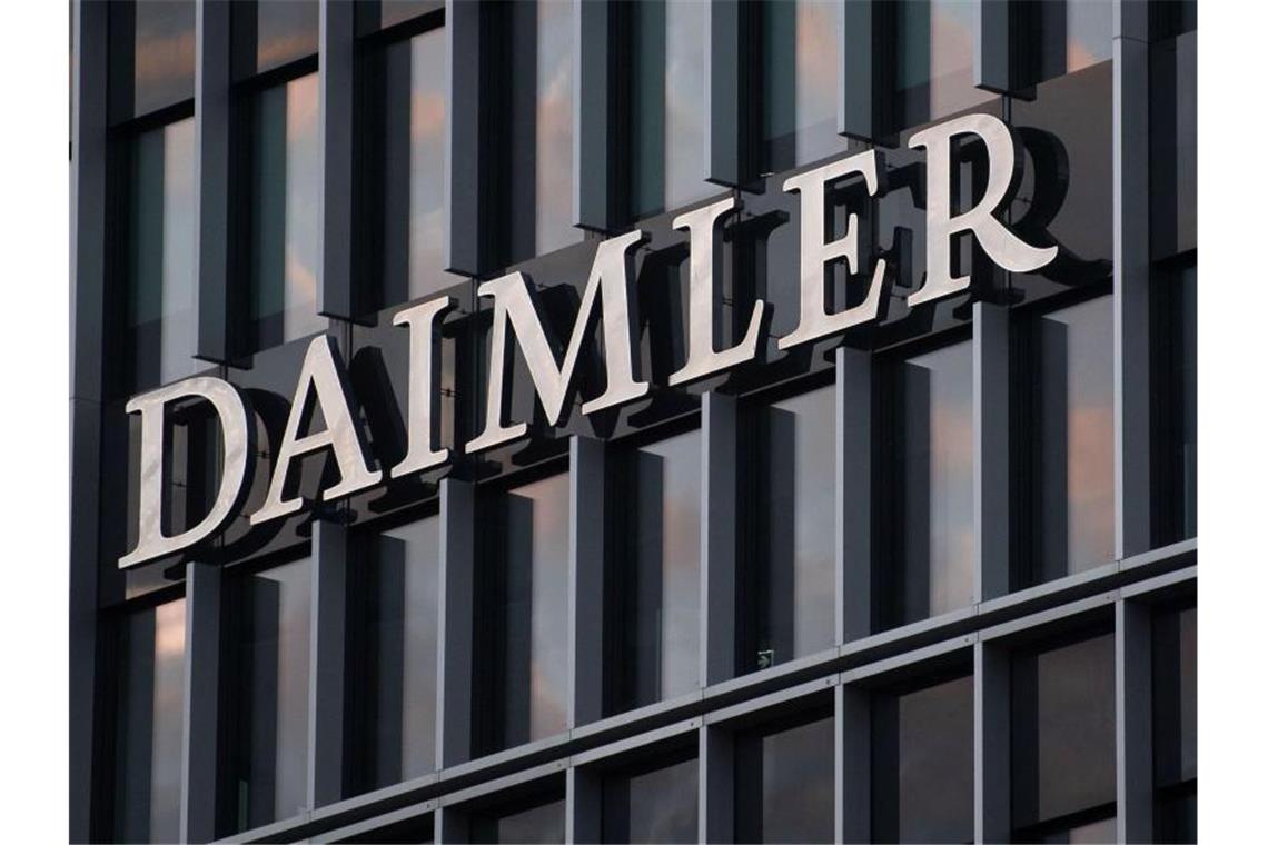 Das Daimler Logo ist auf der Firmenzentrale zu sehen. Foto: Marijan Murat/dpa/Archiv