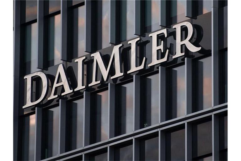 Das Daimler Logo ist auf der Firmenzentrale zu sehen. Foto: Marijan Murat/dpa/Archiv