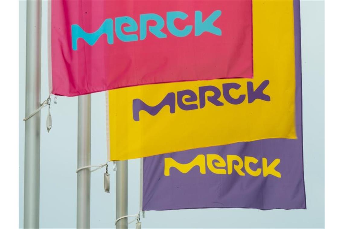 Das Darmstädter Chemie- und Pharmaunternehmen Merck sieht zuversichtlich ins zweite Halbjahr. Foto: Andreas Arnold/dpa