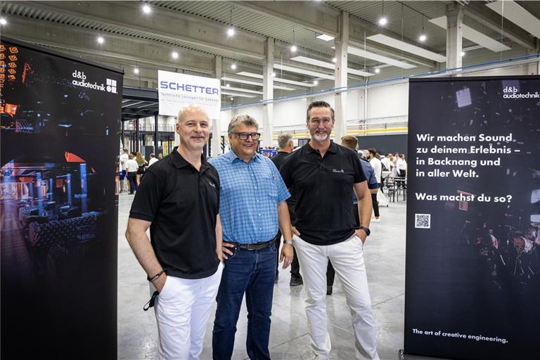 Das d&b-Führungstrio Amnon Harman, Markus Strohmeier und Jens Nilsson (von links) blickt wieder optimistisch in die Zukunft. Die neue Produktionshalle soll bis Ende des Jahres in Betrieb gehen. Foto: Alexander Becher