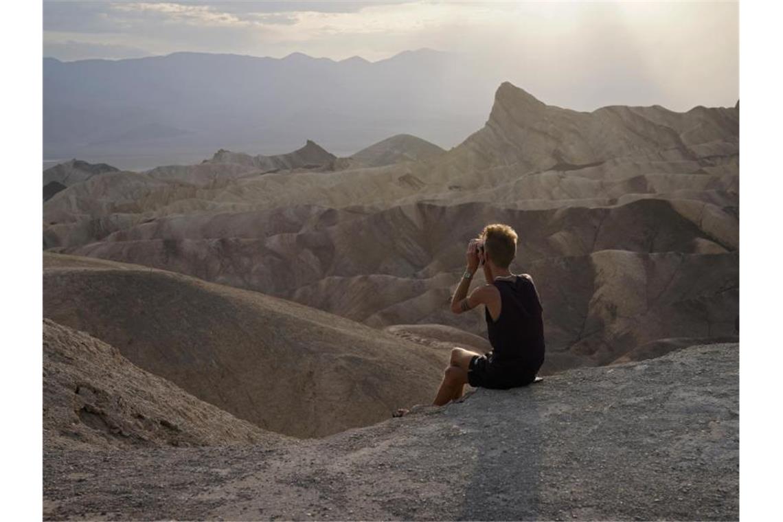 Weiter extreme Hitze im Westen der USA Das Death Valley in der Mojave-Wüste im Südosten Kaliforniens erreichte am Samstag 128 Grad Fahrenheit (53 Celsius). Foto: John Locher/AP/dpa