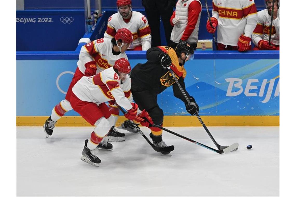 Skeletoni rast zu Gold - Überraschung durch Langlauf-Frauen Das DEB-Team um Konrad Abeltshauser (r) tat sich schwer gegen China. Foto: Peter Kneffel/dpa