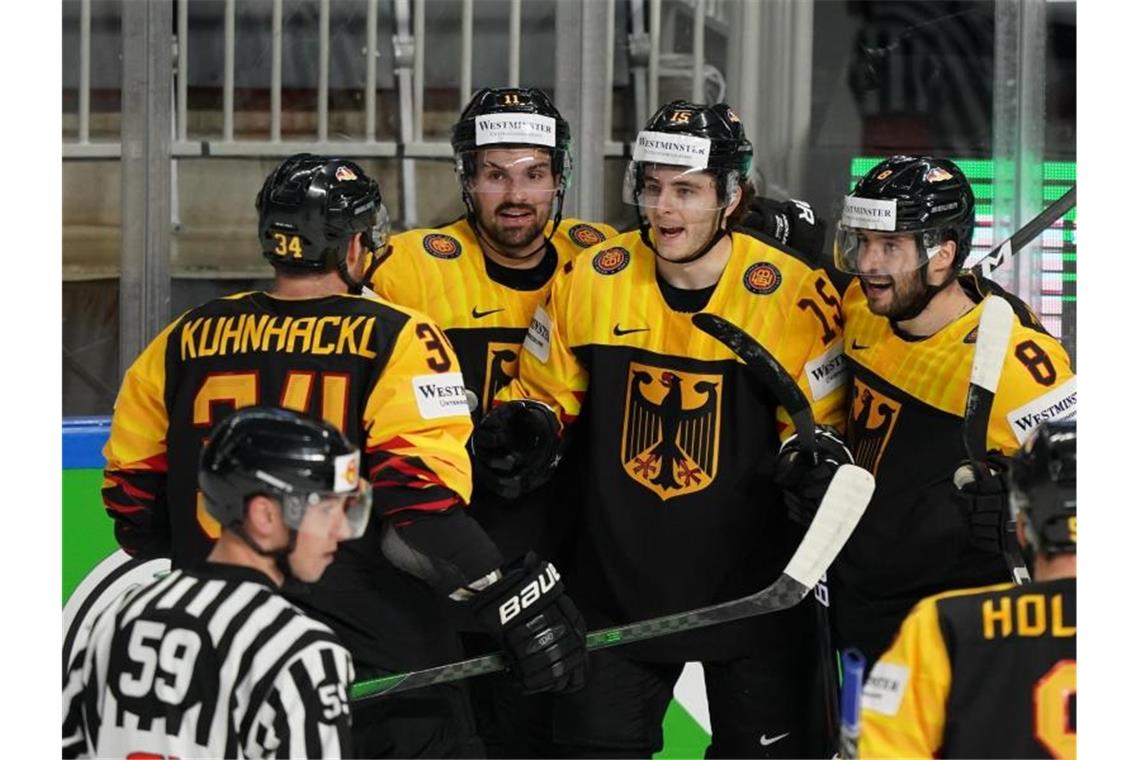 Mit „Löwenherz“: DEB-Team ringt Kanada nieder Das DEB-Team um Tom Kühnhackl (l) setzte sich auch gegen Kanada durch. Foto: Roman Koksarov/dpa