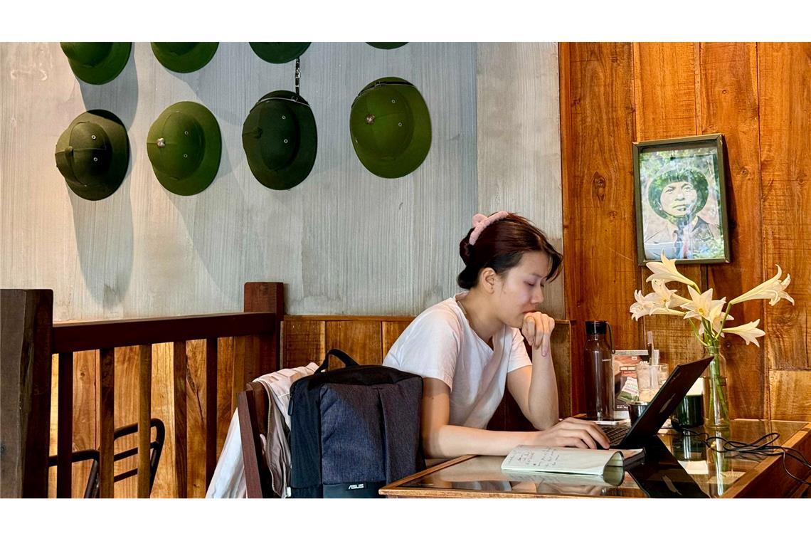 Kellner in Militärkluft: Vietnams kultigste Kaffeehauskette Das Dekor ist einzigartig, inklusive Tarnhelmen an den Wänden.