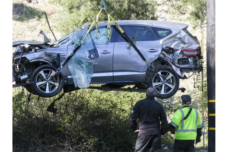 Das demolierte Unfallauto von Tiger Woods beim Abtransport. Foto: Ringo H.W. Chiu/AP/dpa