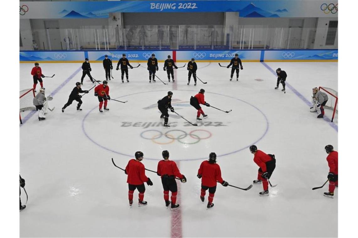 Das war die Olympia-Nacht Das deutsche Eishockey-Team beim Training. Foto: Peter Kneffel/dpa
