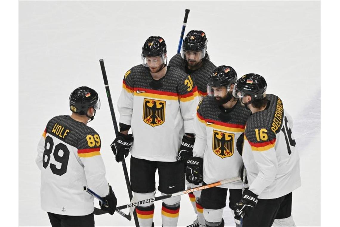 Das deutsche Eishockey-Team musste gegen die Slowakei eine 0:4-Niederlage hinnehmen. Foto: Peter Kneffel/dpa