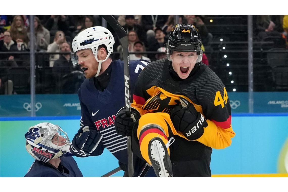 Das deutsche Eishockeyteam um Torschütze Joshua Samanski jubelt über den Viertelfinal-Einzug bei Olympia.