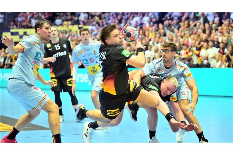Das deutsche Handball-Team behält in Herning kühlen Kopf und sichert sich dank eines leidenschaftlichen Auftritts das Ticket für die Hauptrunde.