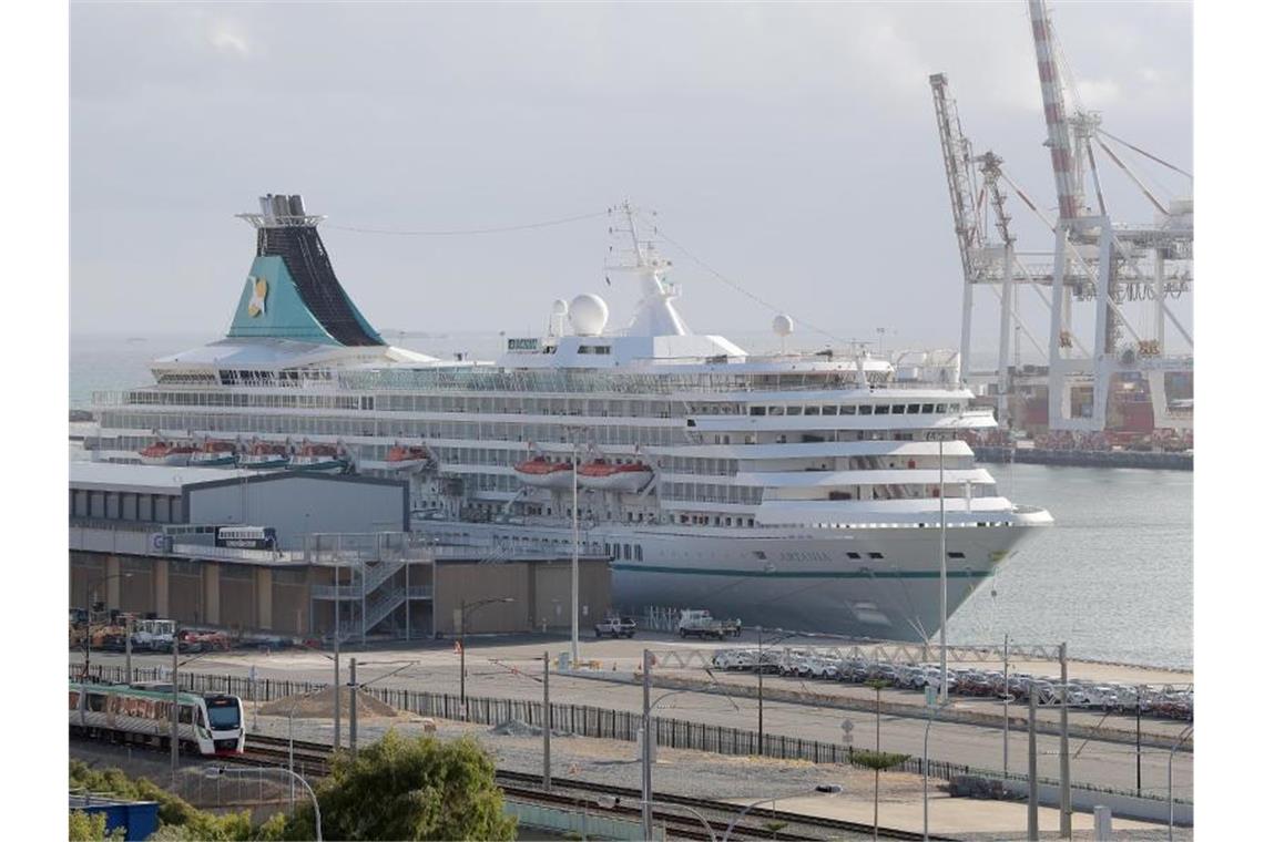 Corona-Verdacht auf Kreuzfahrtschiff - Rückholaktion Das deutsche Kreuzfahrtschiff „MS Artania“ liegt im Hafen von Fremantle. Foto: Richard Wainwright/AAP/dpa