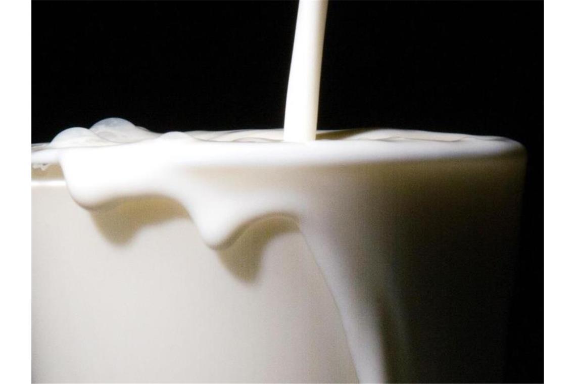 Durchfallrisiko: Molkereien nehmen Milch vom Markt Das Deutsche Milchkontor (DMK) und das Unternehmen Fude + Serrahn haben den Artikel „Frische Fettarme Milch 1,5 % Fett“ im Ein-Liter-Pack zurückgerufen. Foto: Sebastian Gollnow/dpa