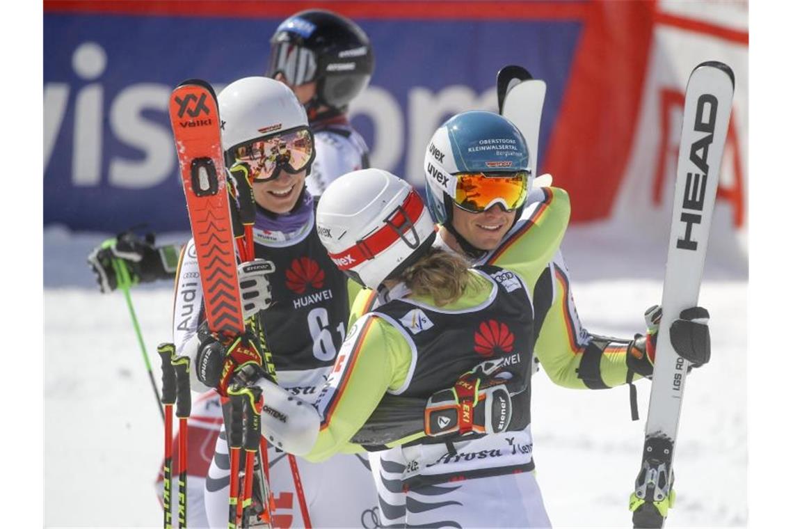 Skirennfahrer bejubeln Team-Podium bei Weltcup-Finale