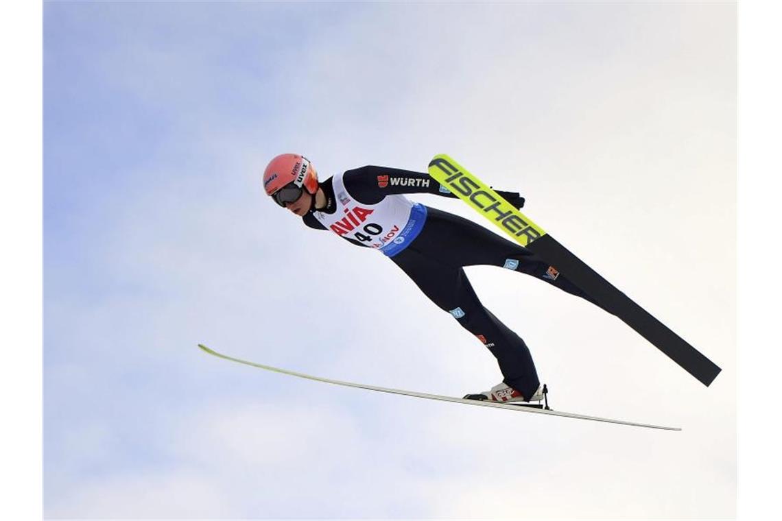 Das deutsche Skisprung-Mixed-Team um Karl Geiger kam in Rumänien auf Rang fünf. Foto: Raed Krishan/AP/dpa