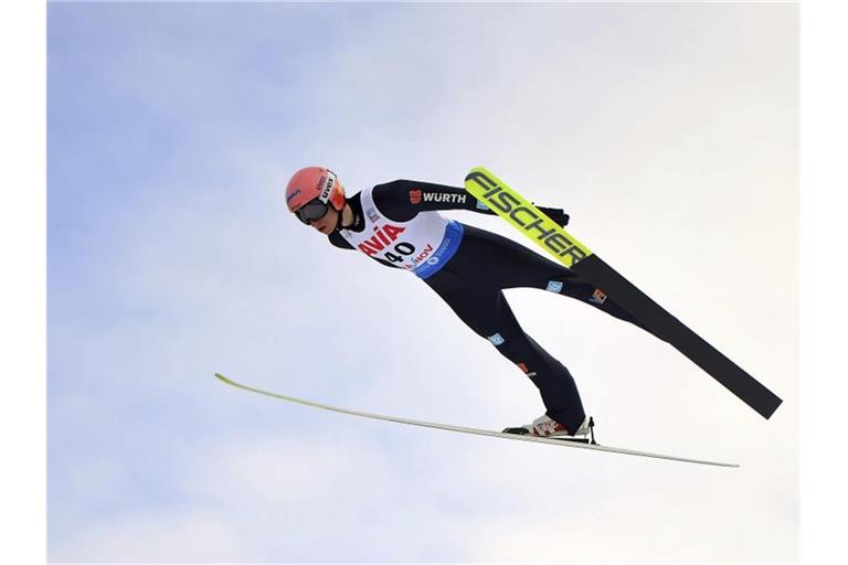 Das deutsche Skisprung-Mixed-Team um Karl Geiger kam in Rumänien auf Rang fünf. Foto: Raed Krishan/AP/dpa