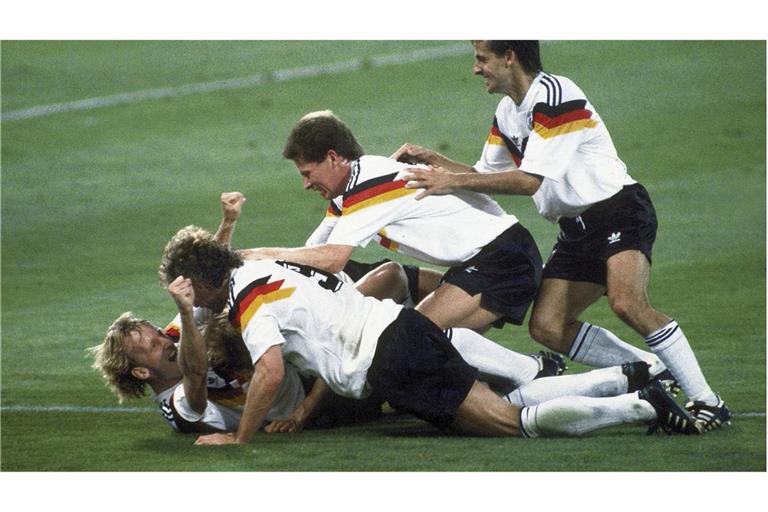Das deutsche Team bejubelt den WM-Titel 1990. Mittendrin: Andreas Brehme