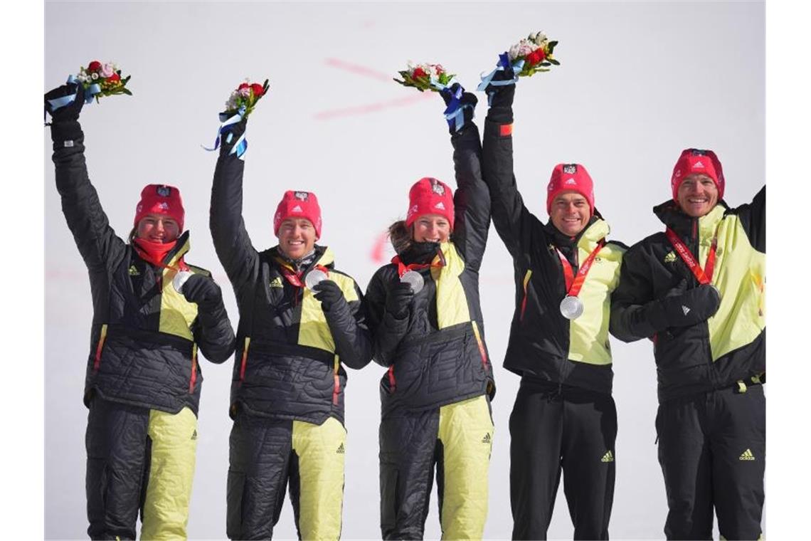 Alpin-Asse erlösen sich mit Team-Silber Das deutsche Team hat zum Abschluss der Olympischen Spiele die Silbermedaille gewonnen. Foto: Michael Kappeler/dpa
