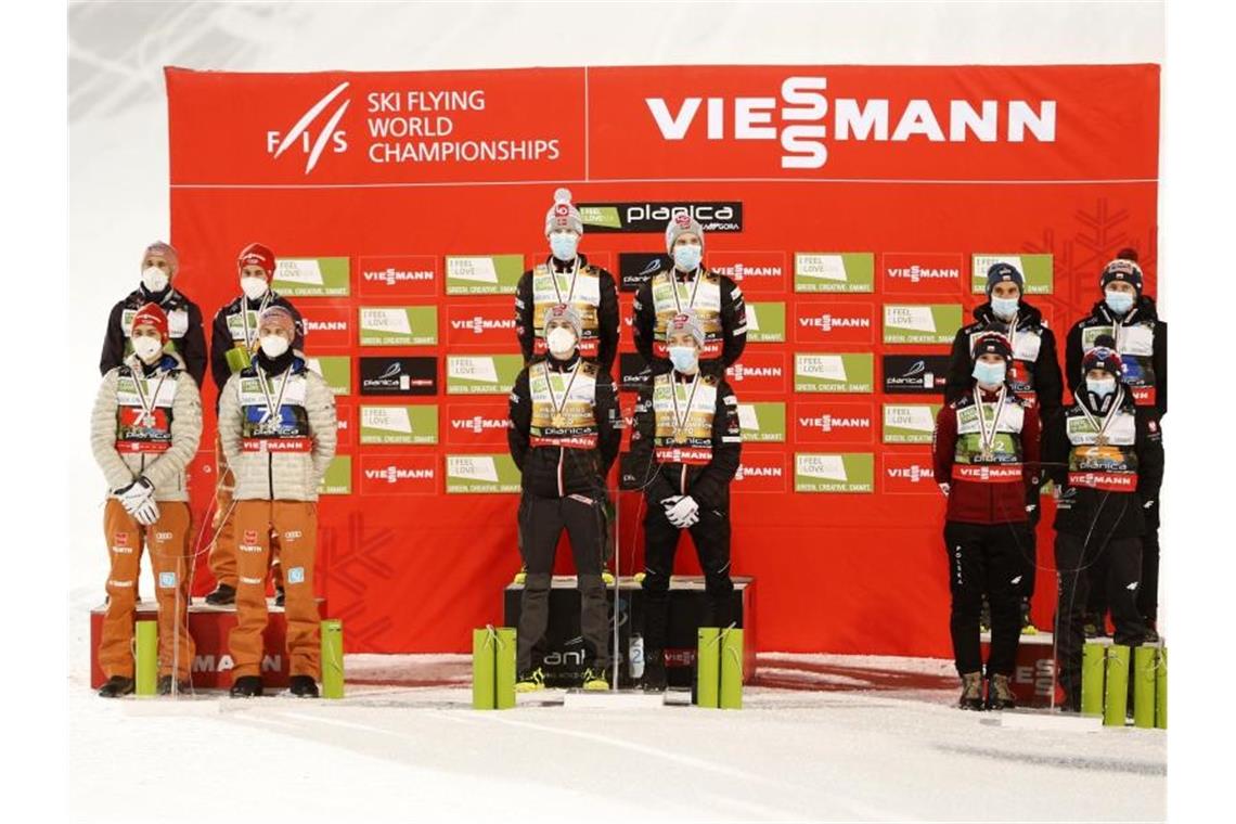 Skiflieger freuen sich nach WM auf kurze Pause Das deutsche Team (l) holte bei der Skiflug-WM Silber. Foto: Darko Bandic/AP/dpa