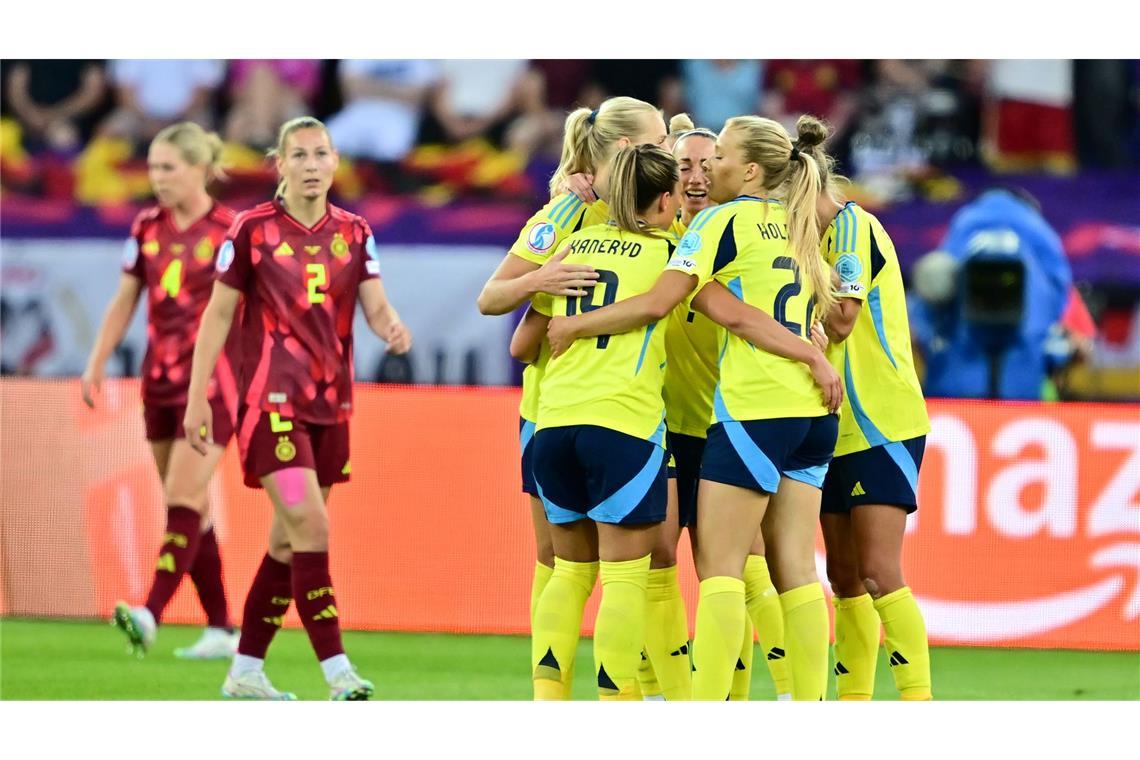 "Liegen am Boden": DFB-Frauen von Schweden vorgeführt Das deutsche Team patzt, Schweden jubelt.