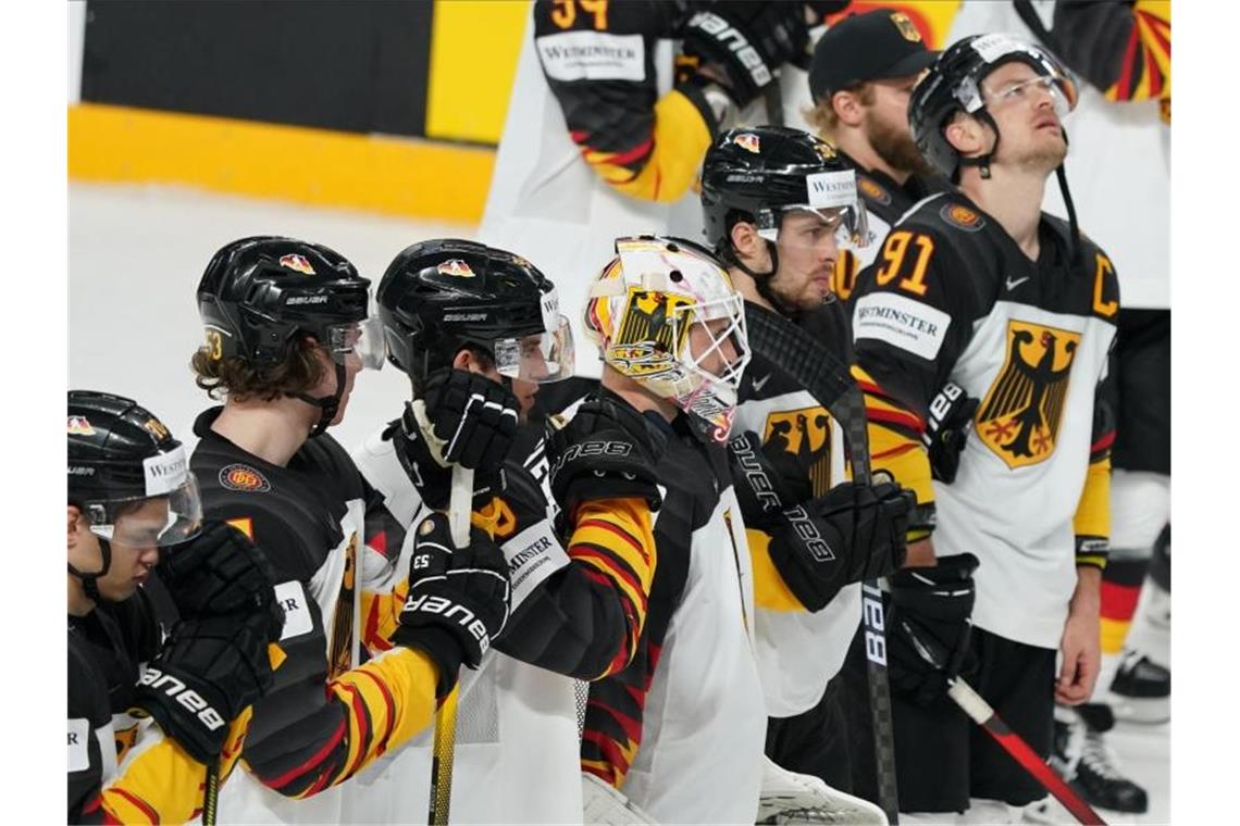 Das deutsche Team steht nach der 1:2-Halbfinalniederlage gegen Finnland enttäuscht auf dem Eis. Foto: Roman Koksarov/dpa