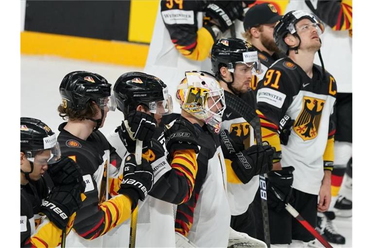 Das deutsche Team steht nach der 1:2-Halbfinalniederlage gegen Finnland enttäuscht auf dem Eis. Foto: Roman Koksarov/dpa