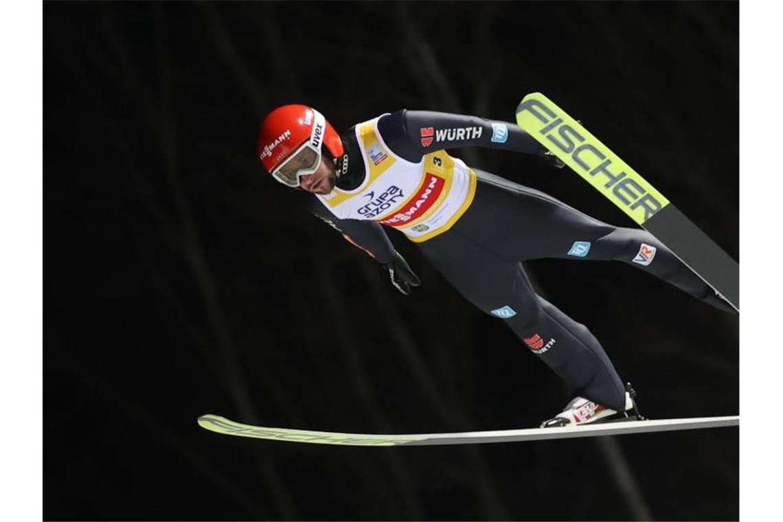 Wenige Zentimeter fehlen: Skispringer verpassen Sieg knapp Das deutsche Team um Markus Eisenbichler landete in Wisla auf dem zweiten Platz. Foto: Grzegorz Momot/PAP/dpa