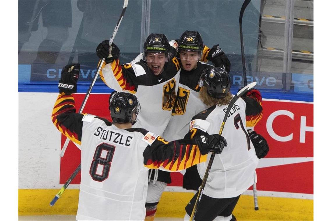 Deutschlands Eishockey-Junioren stehen im Viertelfinale Das deutsche Team um Tim Stützle setzte sich gegen die Schweiz durch. Foto: Jason Franson/The Canadian Press/AP/dpa