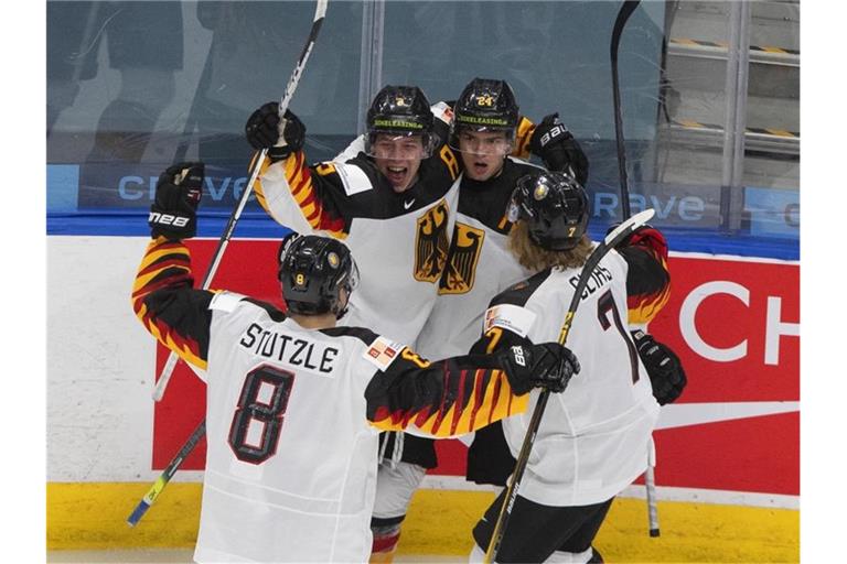 Das deutsche Team um Tim Stützle setzte sich gegen die Schweiz durch. Foto: Jason Franson/The Canadian Press/AP/dpa