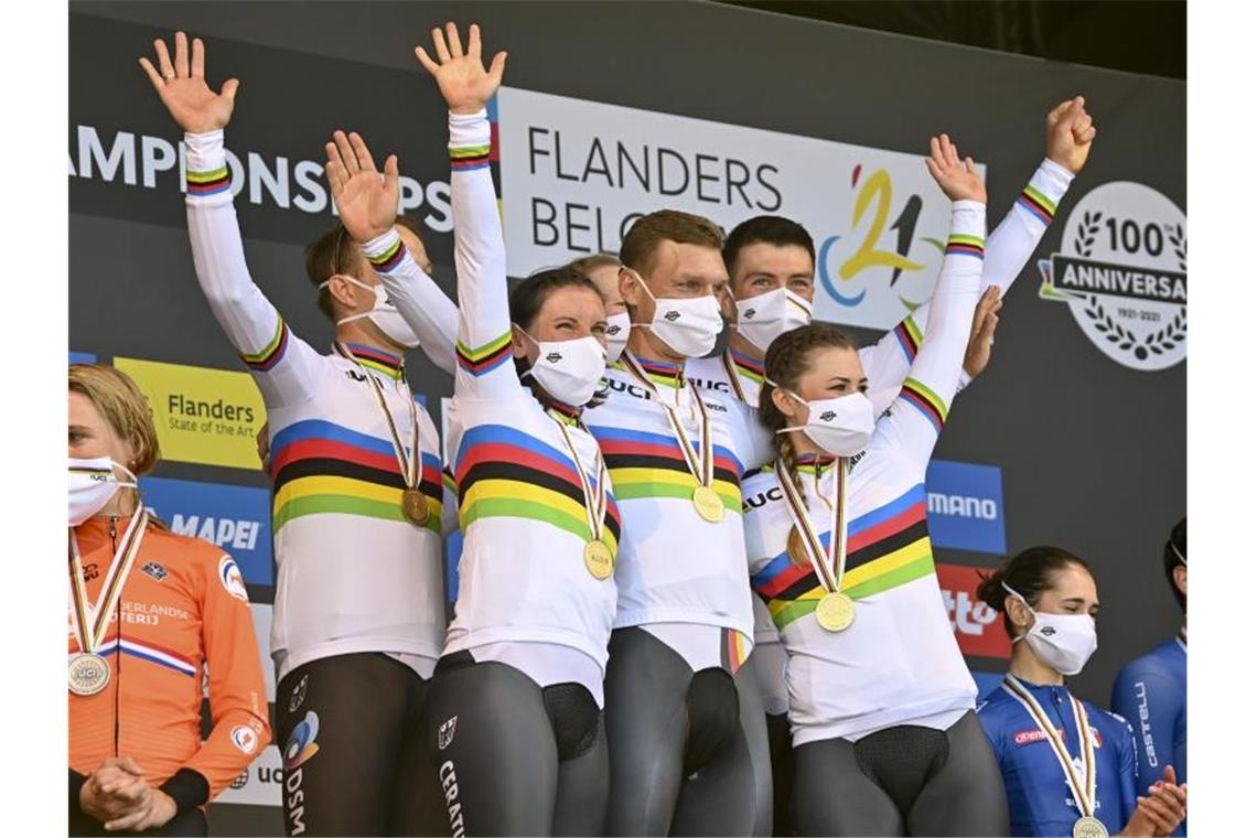 Traumabschied für Tony Martin - WM-Gold im Mixed-Zeitfahren Das deutsche Team um Tony Martin (M) jubelt mit der Goldmedaille auf dem Podium. Foto: David Stockman/BELGA/dpa