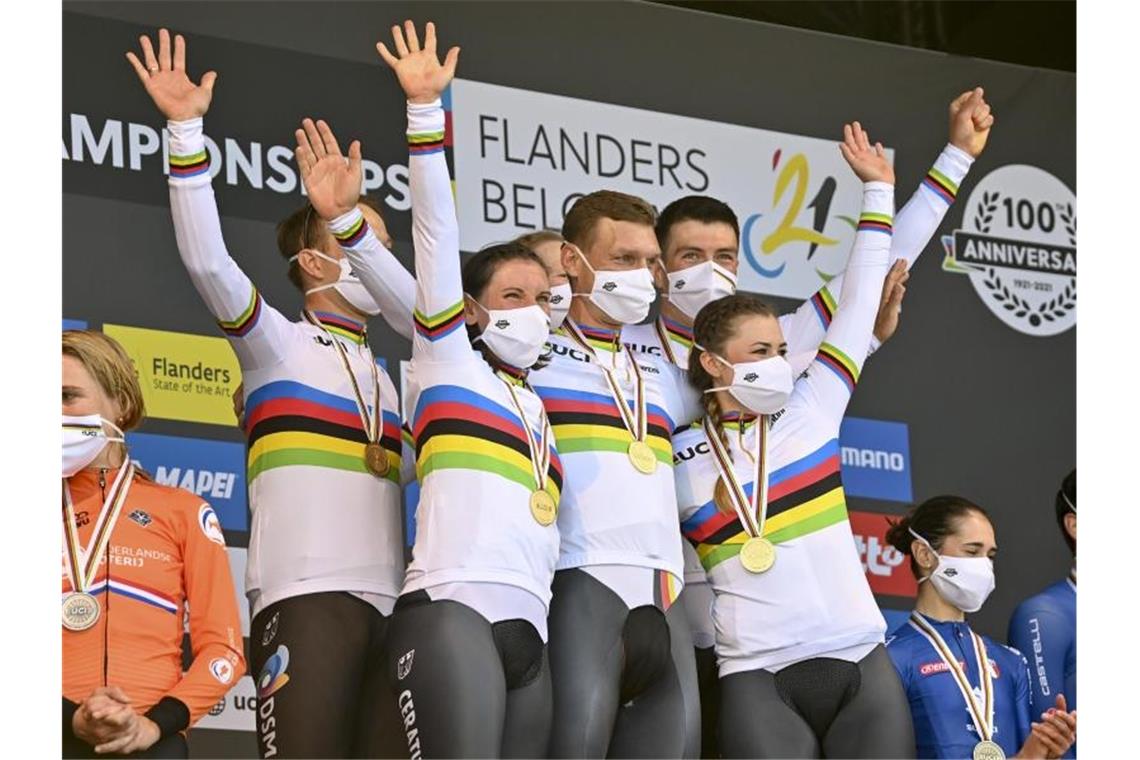 Das deutsche Team um Tony Martin (M) jubelt mit der Goldmedaille auf dem Podium. Foto: David Stockman/BELGA/dpa