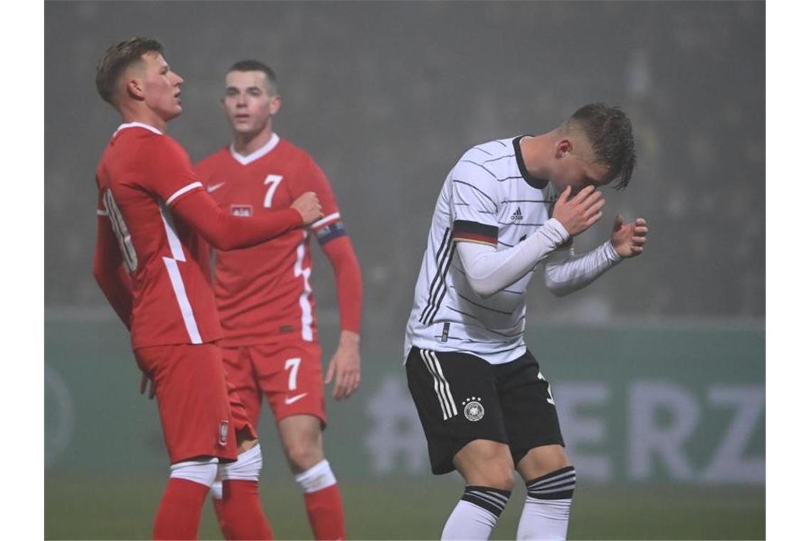 Das deutsche U21-Team um Luca Netz (r) verlor klar gegen Polen. Foto: Marijan Murat/dpa