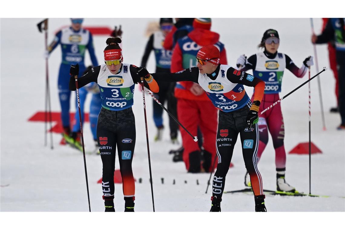 Norwegen zu stark: Kombi-Mixed erfüllt WM-Pflicht mit Silber Das deutschen Kombinierer-Team mit Jenny Nowak (l) und Julian Schmid holte Silber.