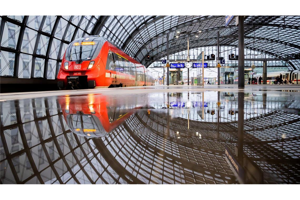 Das Deutschlandticket ermöglicht bundesweit Fahrten im Regional- und Nahverkehr. (Archivbild)