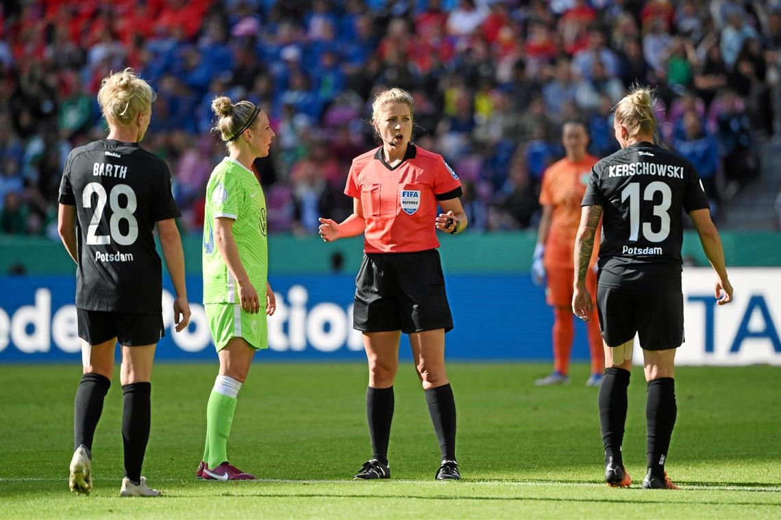 Das DFB-Pokal-Finale zwischen Wolfsburg und Potsdam im Mai war für Schiedsrichterin Karoline Wacker ein weiterer Höhepunkt. Foto: Imago