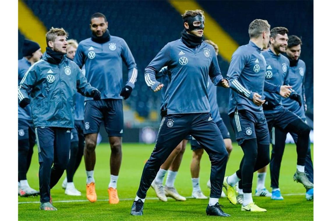 Das DFB-Team beim Abschlusstraining in Frankfurt/Main. Foto: Uwe Anspach/dpa