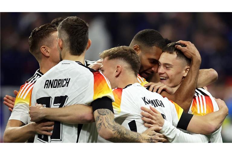 Das DFB-Team feiert den 2:0-Sieg gegen Frankreich.