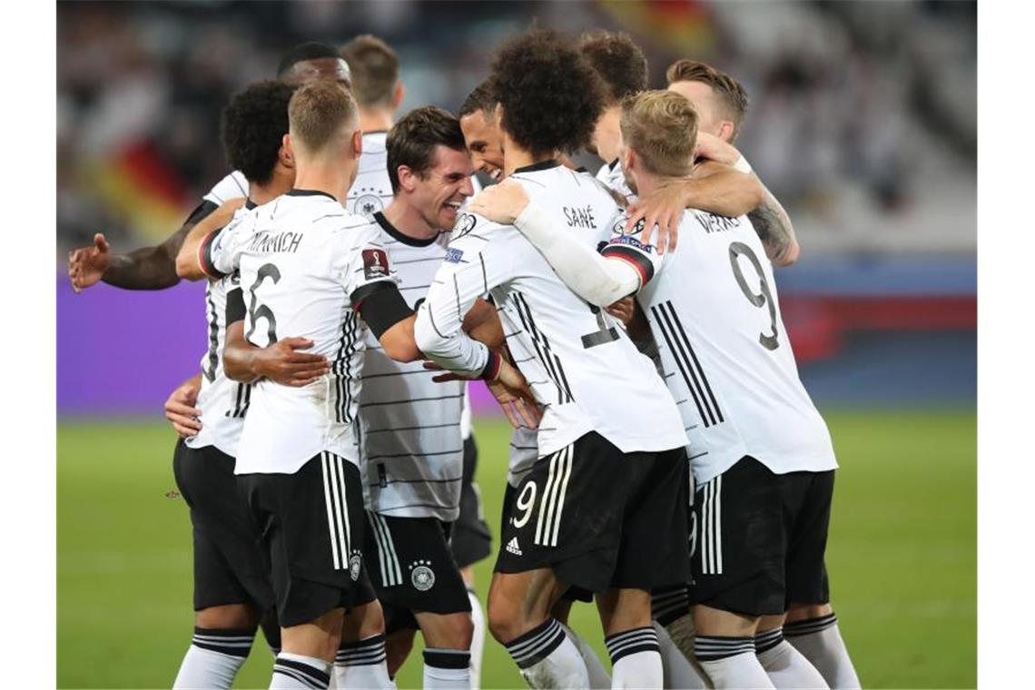 Flicks neuer „Maßstab“ nach „düsteren“ Jahren Das DFB-Team feierte in Stuttgart einen deutlichen Sieg gegen Armenien. Foto: Tom Weller/dpa