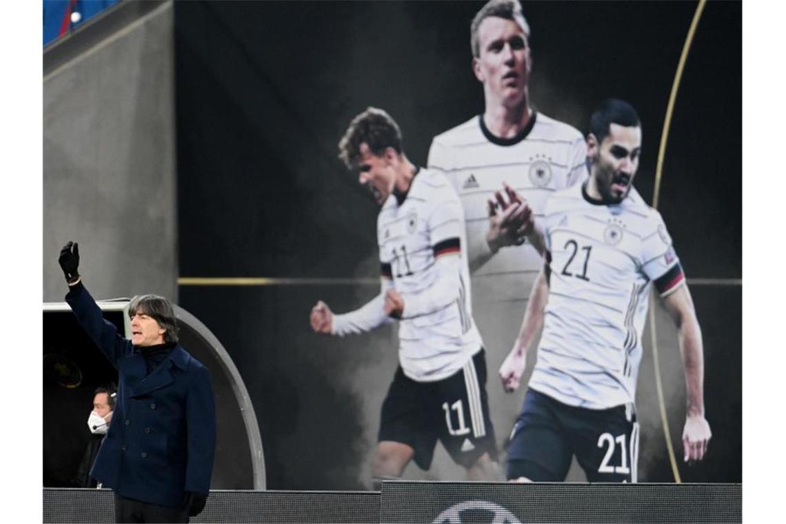 Das DFB-Team von Bundestrainer Joachim Löw reist nach Spanien zum letzten Länderspiel des Jahres. Foto: Robert Michael/dpa-Zentralbild/dpa