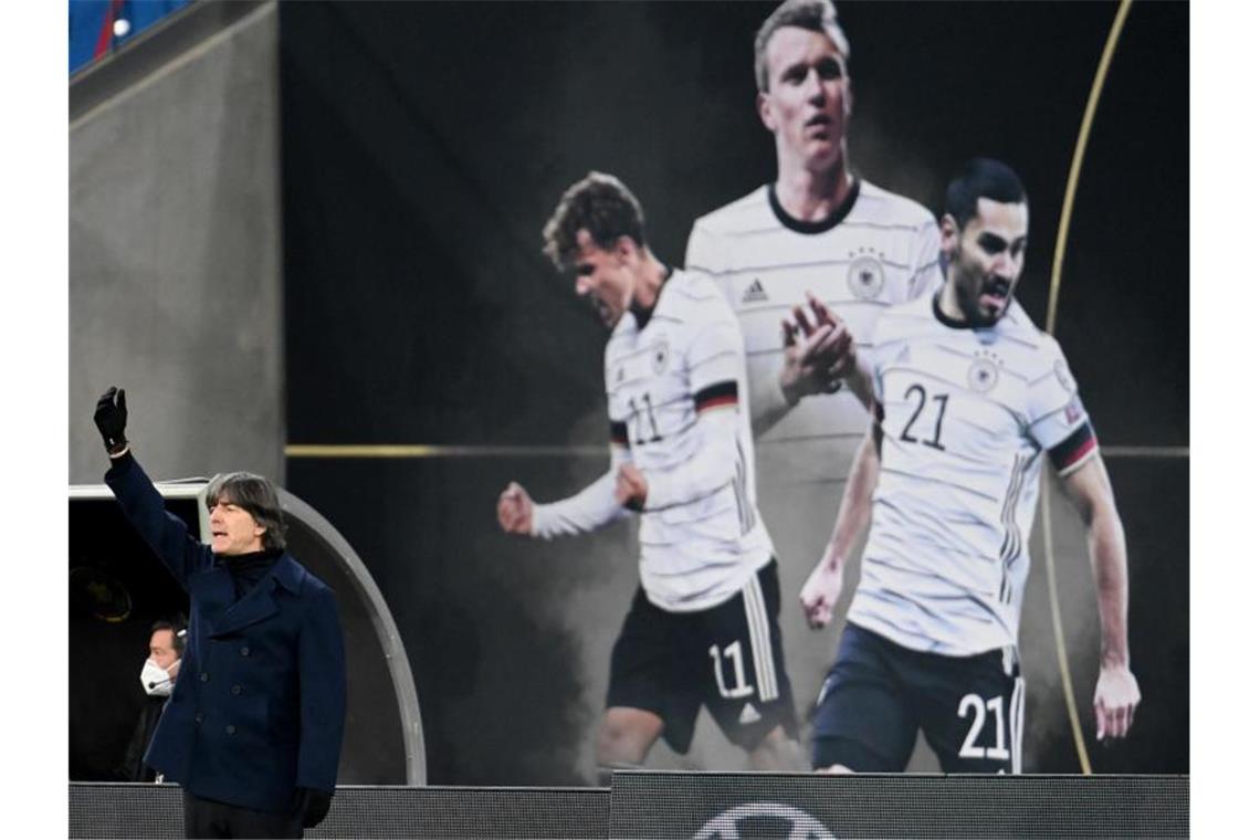 Letzter Halt Sevilla: Klare Zielvorgabe von Torwart Neuer Das DFB-Team von Bundestrainer Joachim Löw reist nach Spanien zum letzten Länderspiel des Jahres. Foto: Robert Michael/dpa-Zentralbild/dpa