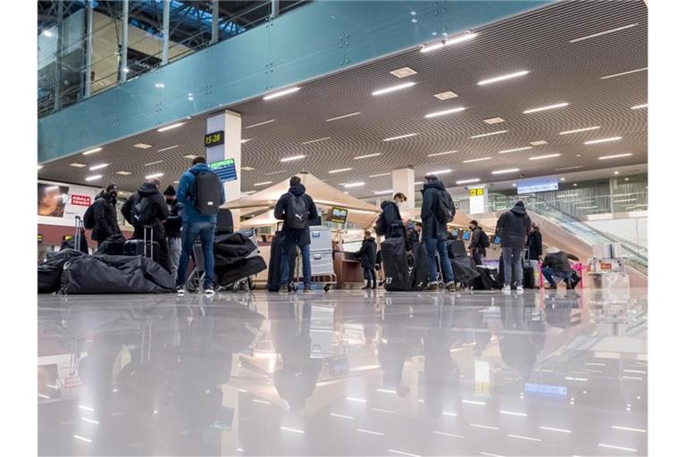 Das DHB-Team checkt am Flughafen in Bratislava ein. Foto: Sascha Klahn/dpa