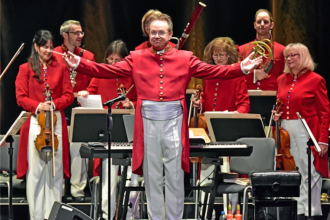 Das diesjährige Neujahrskonzert hat Dirigent Rainer Roos unter das Motto „Donauwalzer – Donauweibchen – Donauschwaben“ gestellt. Fotos: Tobias Sellmaier